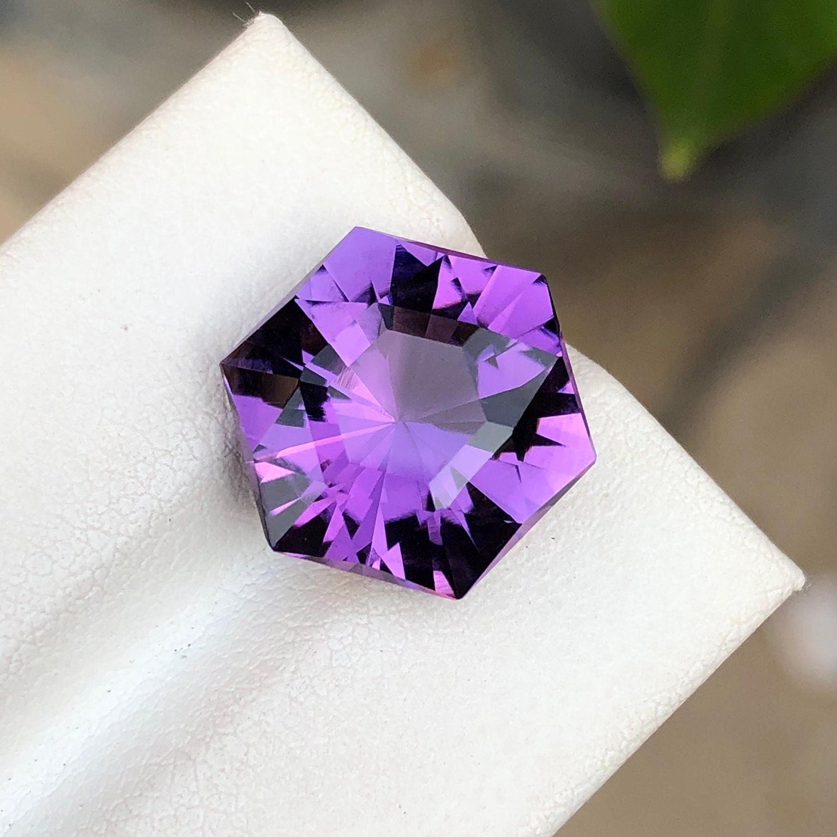 7.45 Carat Amethyst Crystal with Eye-Clean Clarity and Hexagon Cut Main image
