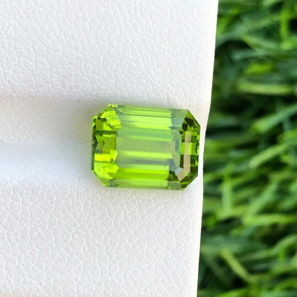 Elegant Natural Grass Green Peridot Gem 4.50 Carats - Splendor Gems
