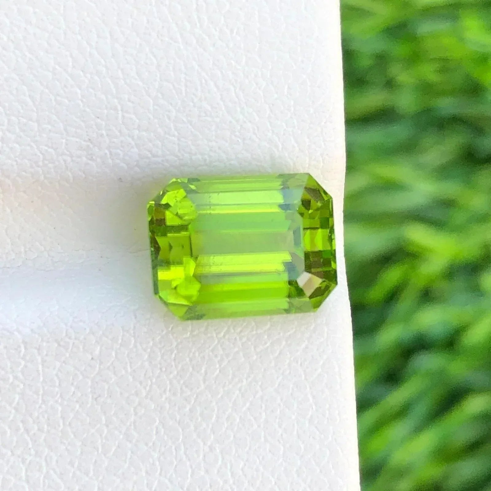 Elegant Natural Grass Green Peridot Gem 4.50 Carats - Splendor Gems Main image