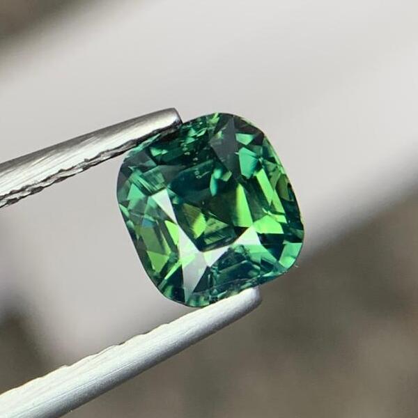 Elegant Natural Blue Green Sapphire 1.47 Carats Loose Gemstone Sri Lanka Sapphire For Jewelry Size