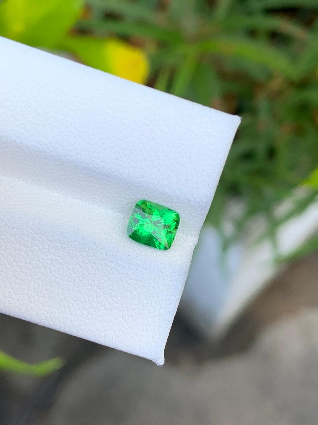 Natural Tanzanian Tsavorite Green Garnet – 2.30 Ct Eye-Clean Gem | Untreated Fine Garnet