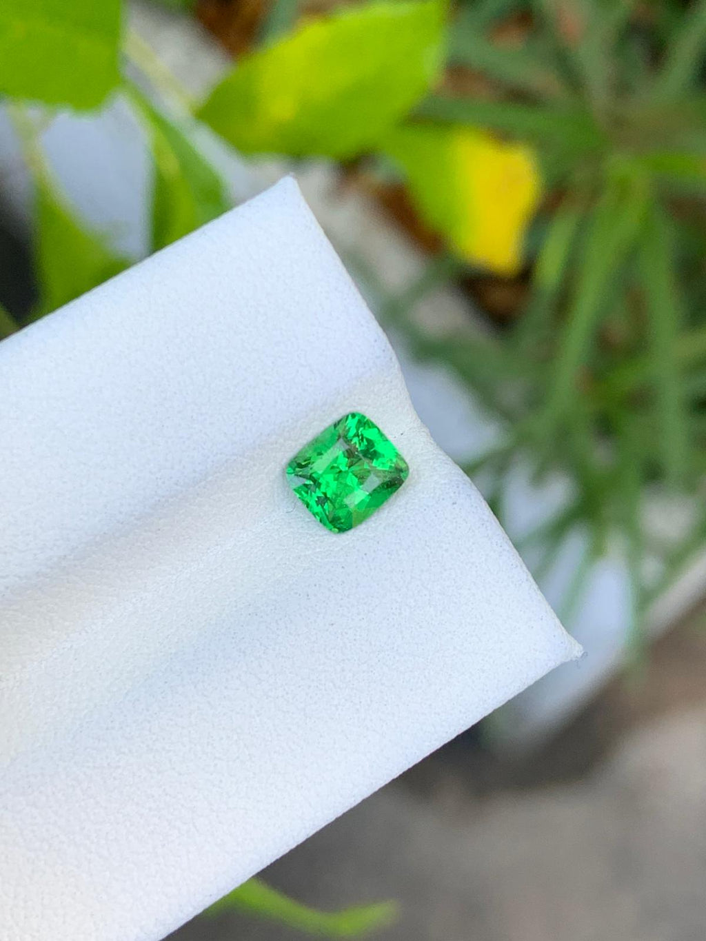 Natural Tanzanian Tsavorite Green Garnet – 2.30 Ct Eye-Clean Gem | Untreated Fine Garnet