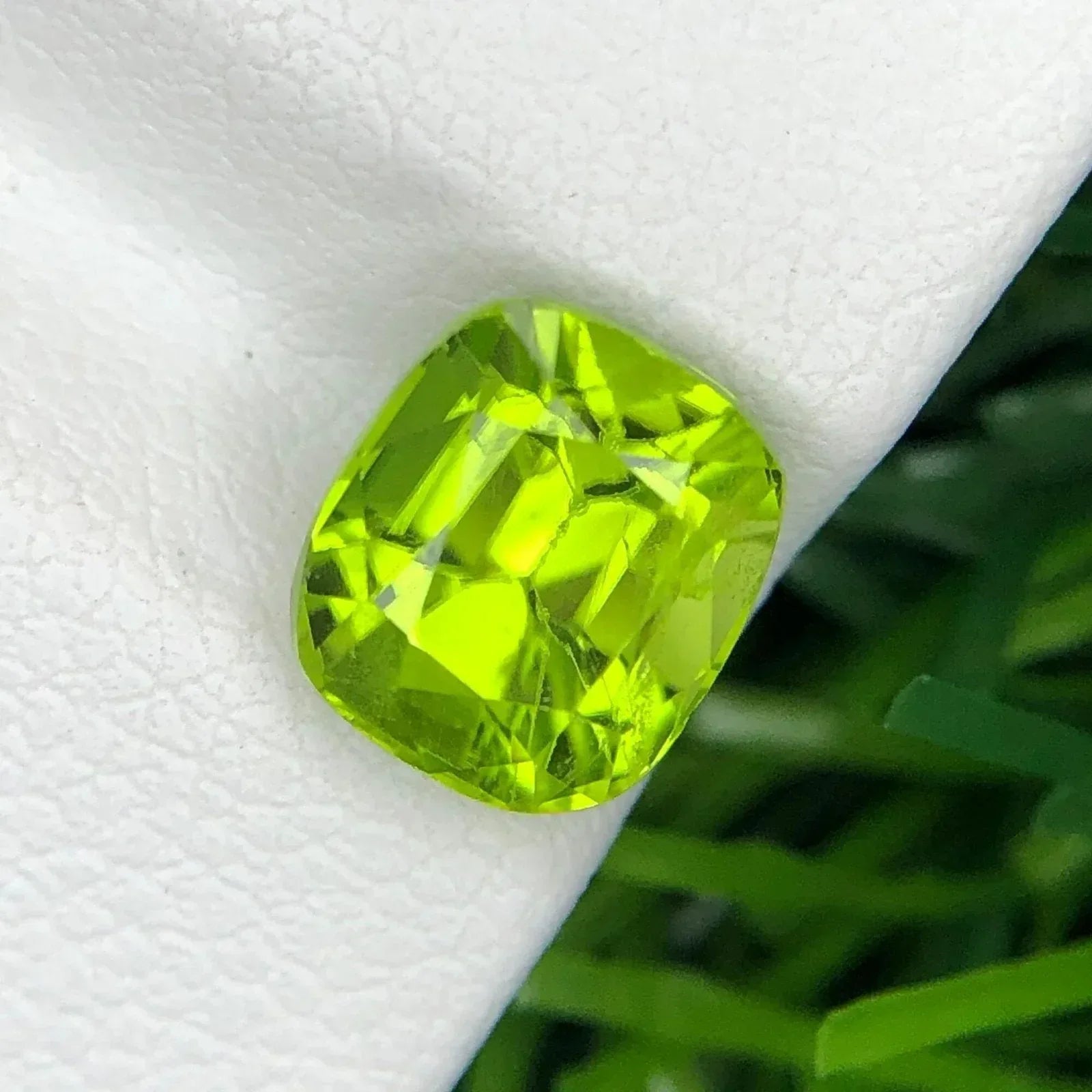 Fantastic Natural Green Peridot Gemstone, 2.00 CTS - Splendor Gems Main image