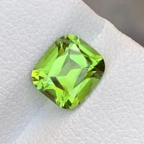 Fine Natural Pakistani Peridot – 1.90 Ct VSi Clarity | Untreated Lime-Green Gem Main image