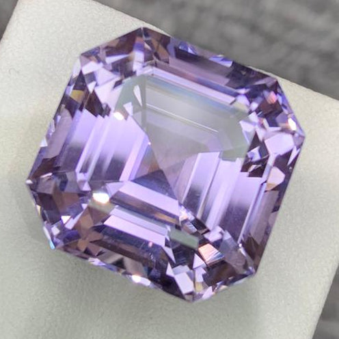 Stunning natural Kunzite gemstone weighing 32.45 carats natural purple kunzite Main image