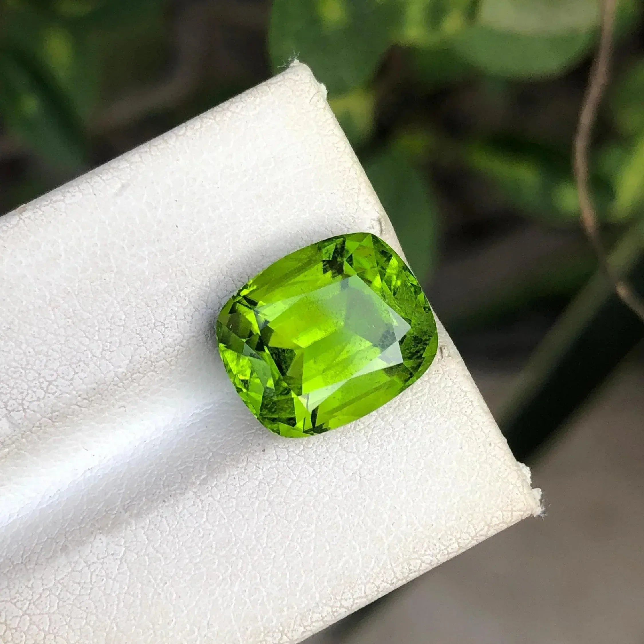 7.30 CTS Dark Lime Green Cushion Cut Peridot Gemstone: Pakistan Origin - Splendor Gems Main image