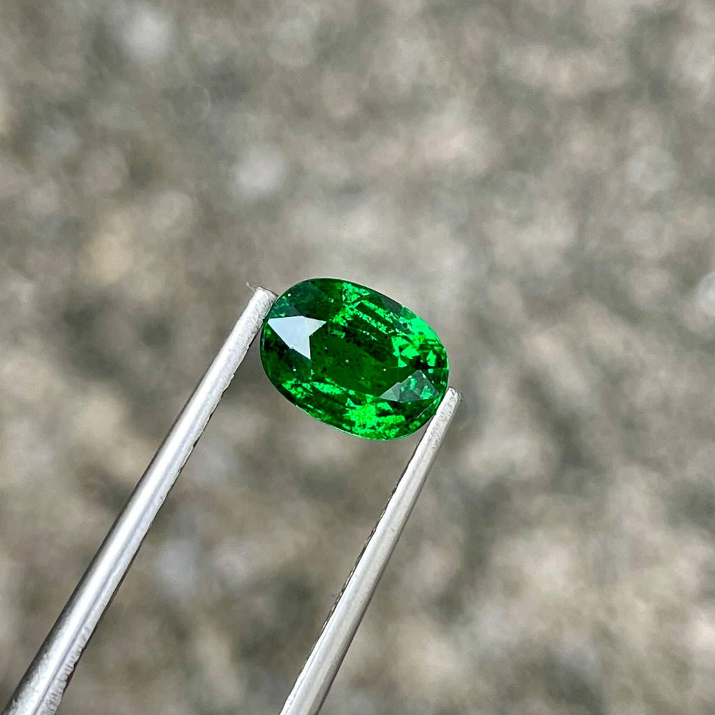 Vibrant Green Tsavorite Garnet, 1.48 ct, Oval Gemstone from Kenya