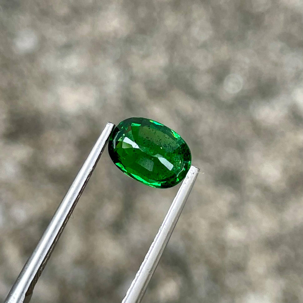 Vibrant Green Tsavorite Garnet, 1.48 ct, Oval Gemstone from Kenya