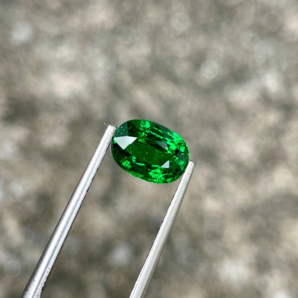 Vibrant Green Tsavorite Garnet, 1.48 ct, Oval Gemstone from Kenya
