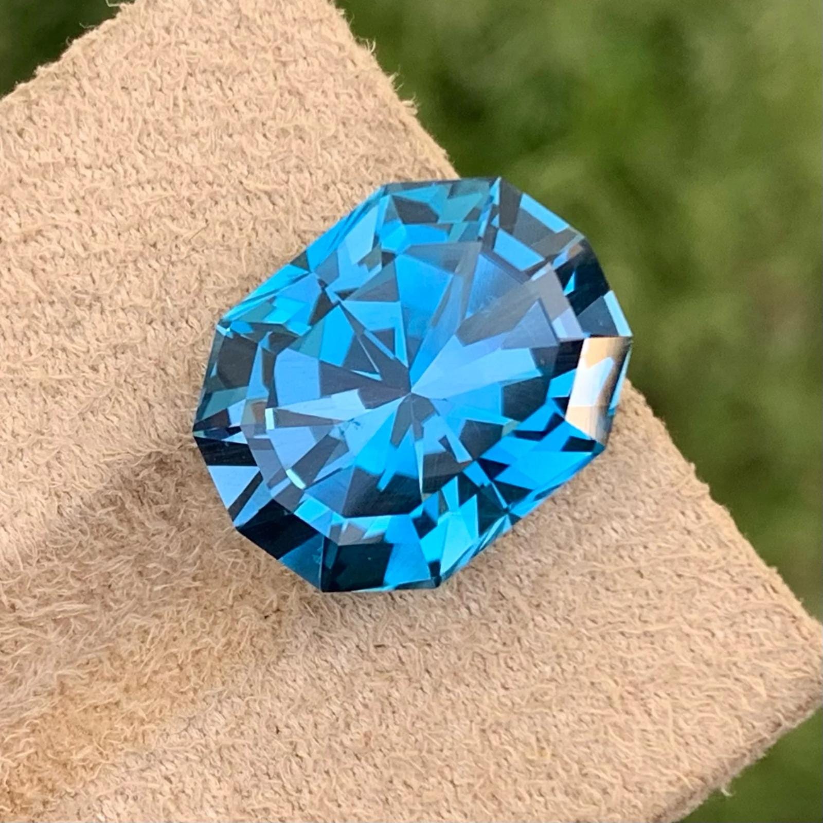 London Blue Topaz: 18.25 Carat Faceted Decagon Loose Gemstone