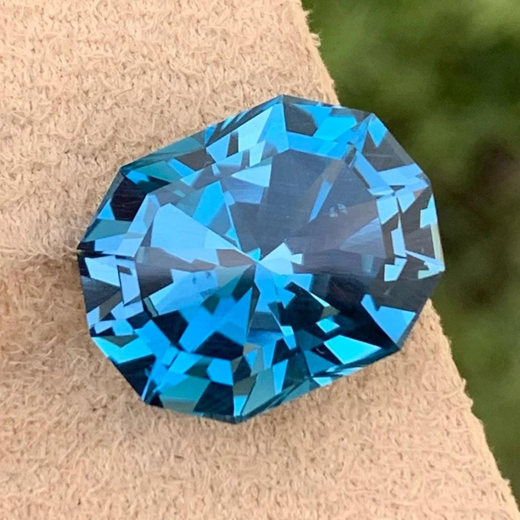 London Blue Topaz: 18.25 Carat Faceted Decagon Loose Gemstone