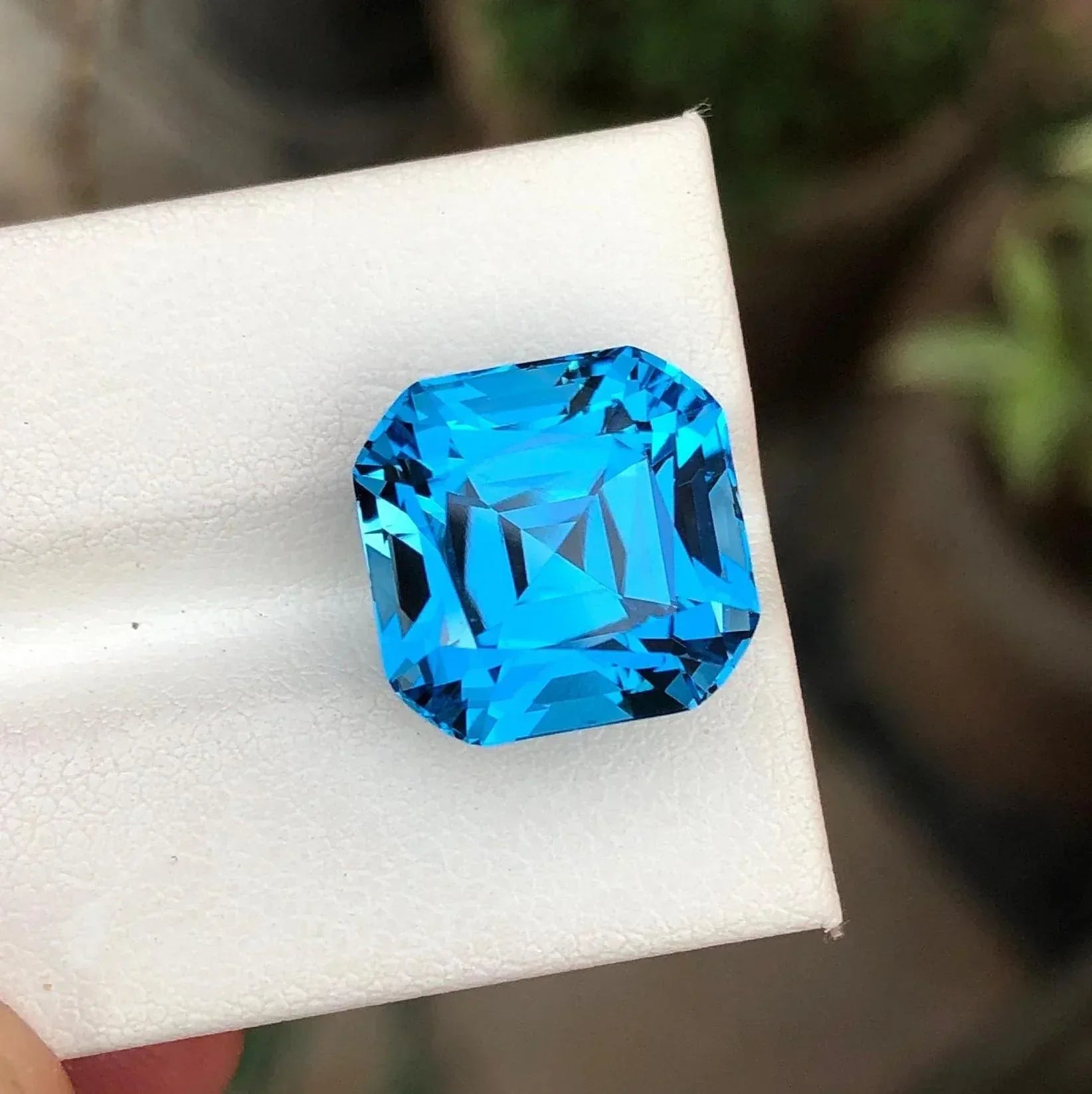 15.50 Carat Electric Blue Topaz Gemstone: Loupe Clean Brazilian Gem Secondary image