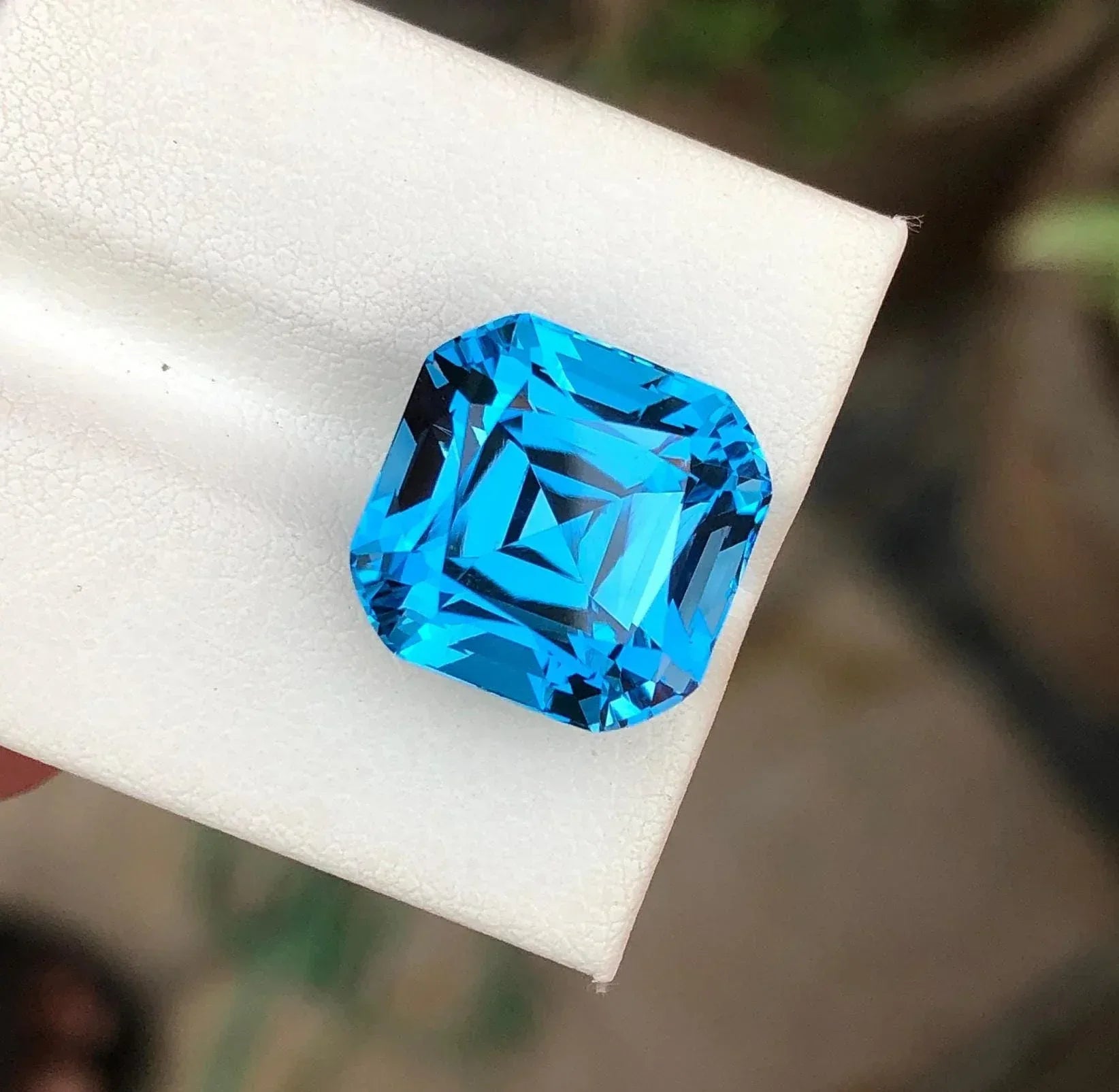 15.50 Carat Electric Blue Topaz Gemstone: Loupe Clean Brazilian Gem - Splendor Gems Main image