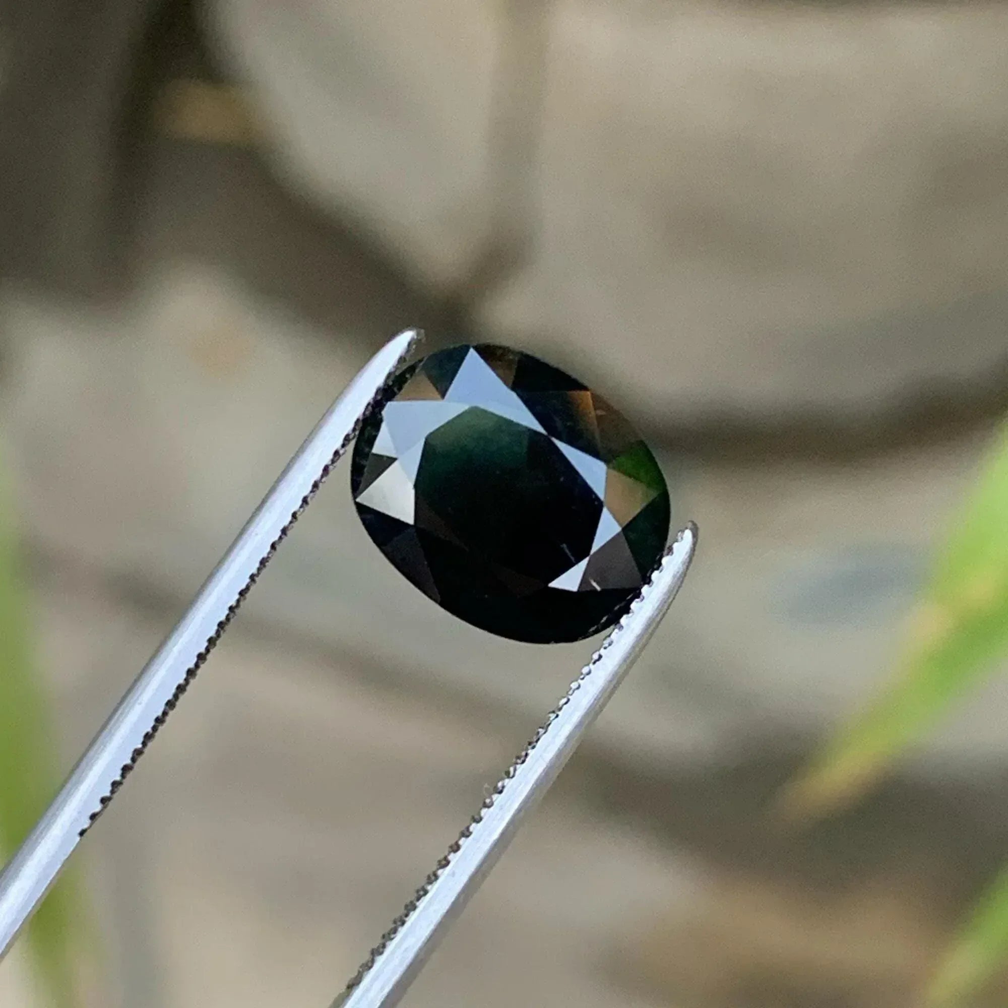 Dark Green Sapphire: 3.20 CTS, Oval Cut, Sri Lanka Secondary image