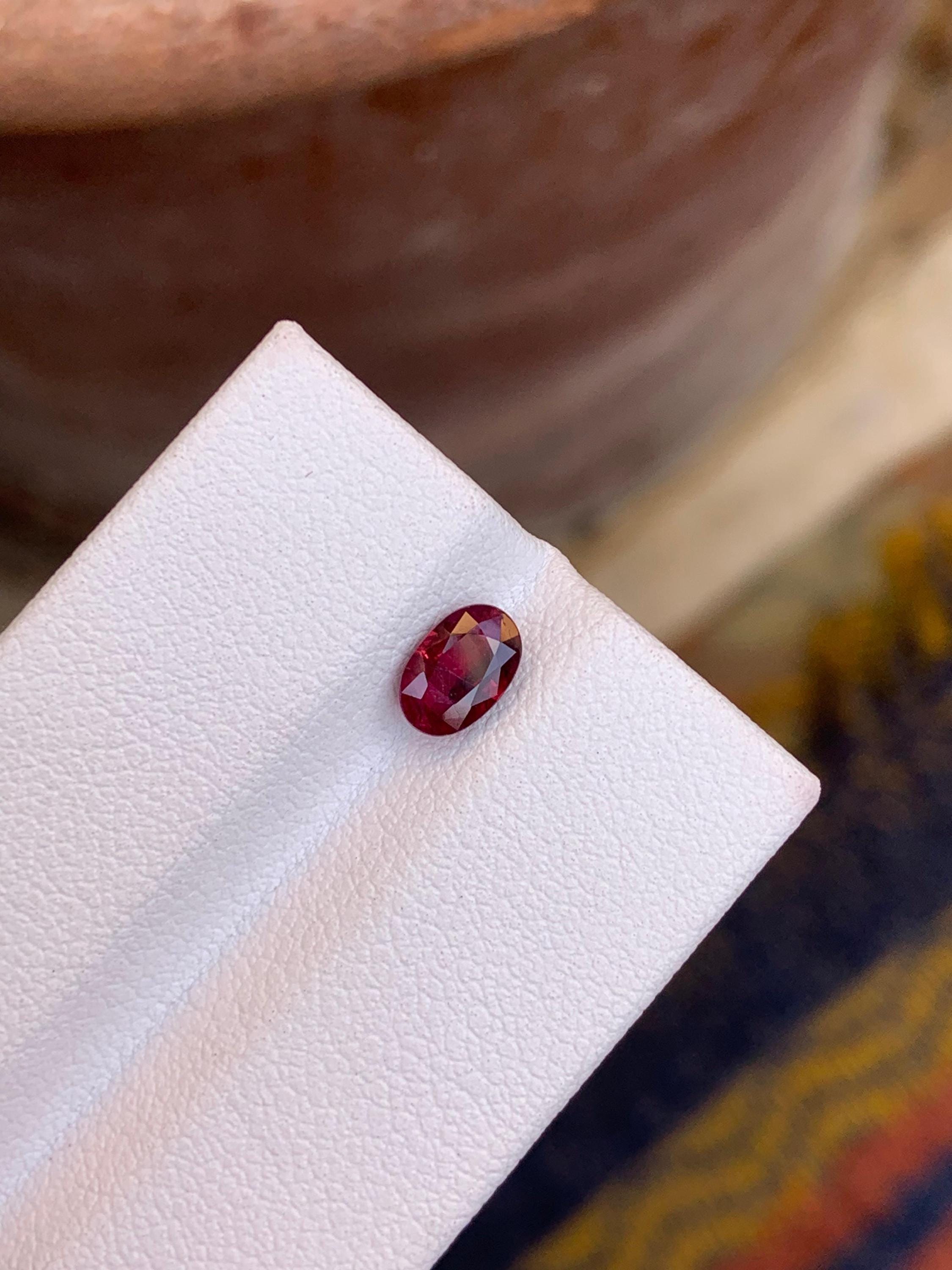 Natural Red Sapphire Gemstone: 1.0 Carat, Sri Lanka