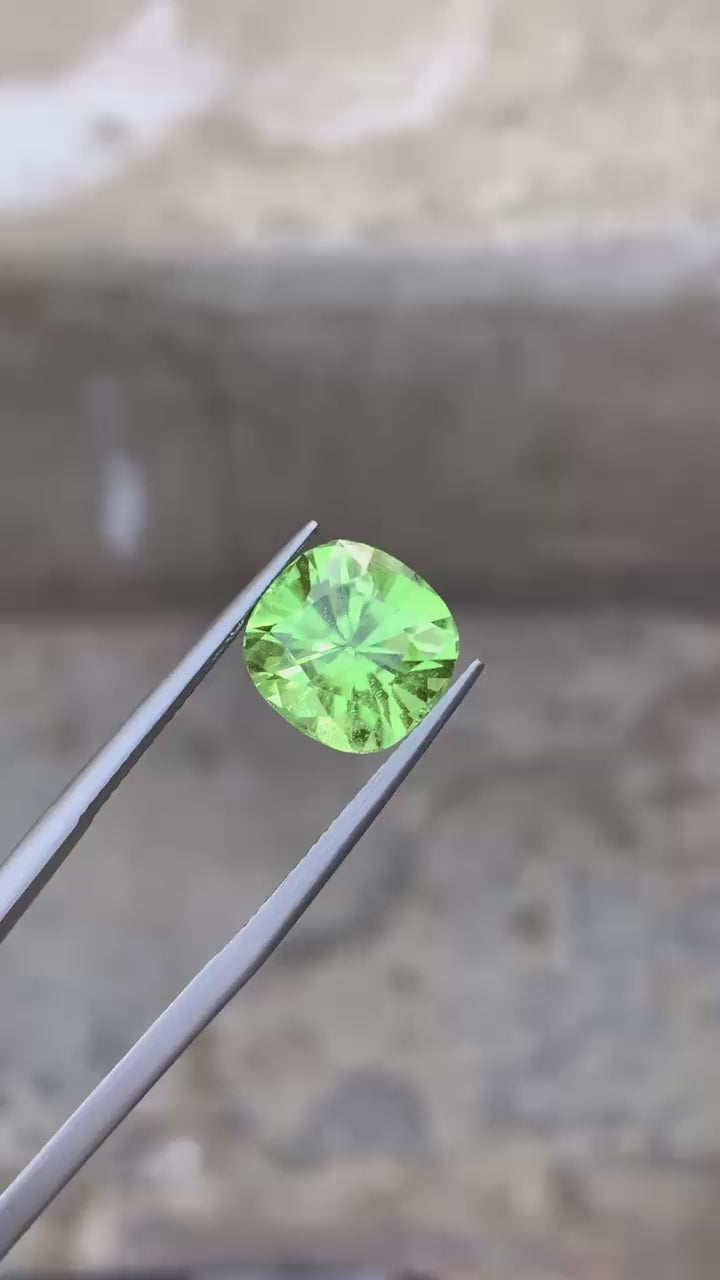 Natural Pakistani Peridot – 6.55 Ct Vibrant Green Gem | 10.7×10.4 mm | Untreated Peridot
