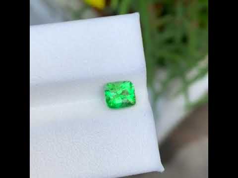 Natural Tanzanian Tsavorite Green Garnet – 2.30 Ct Eye-Clean Gem | Untreated Fine Garnet