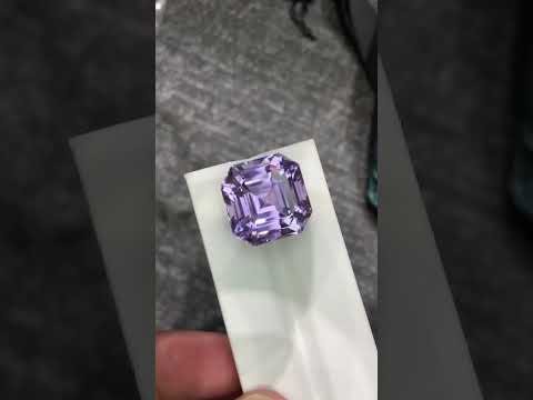 Stunning natural Kunzite gemstone weighing 32.45 carats natural purple kunzite