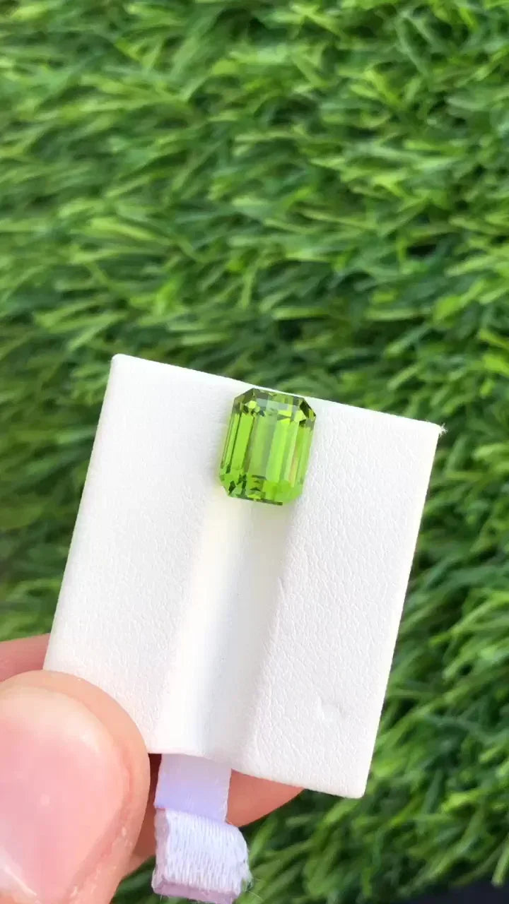 Elegant Natural Grass Green Peridot Gem 4.50 Carats - Splendor Gems